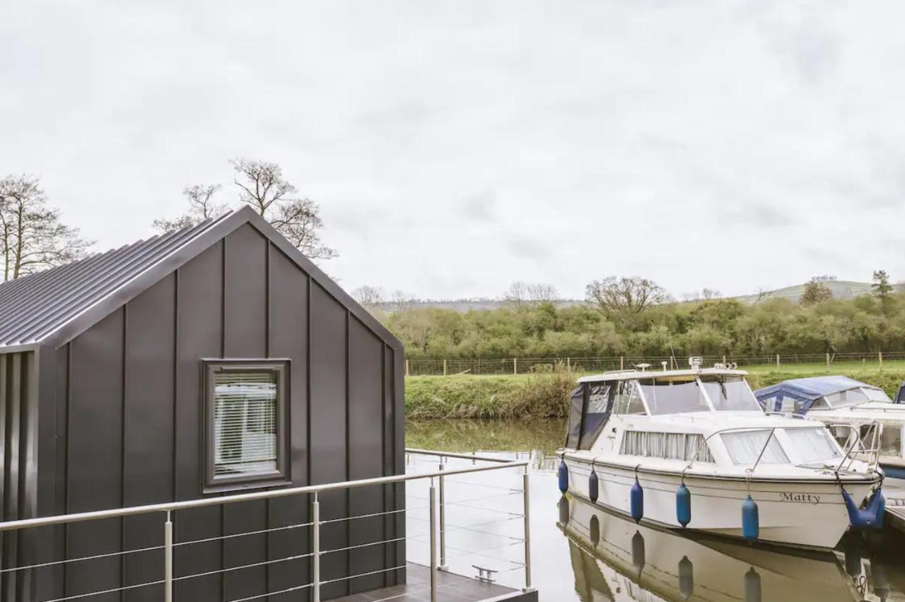 Water Cabin With Water Sports Equipment And Bikes, Bath Bristol Exterior photo